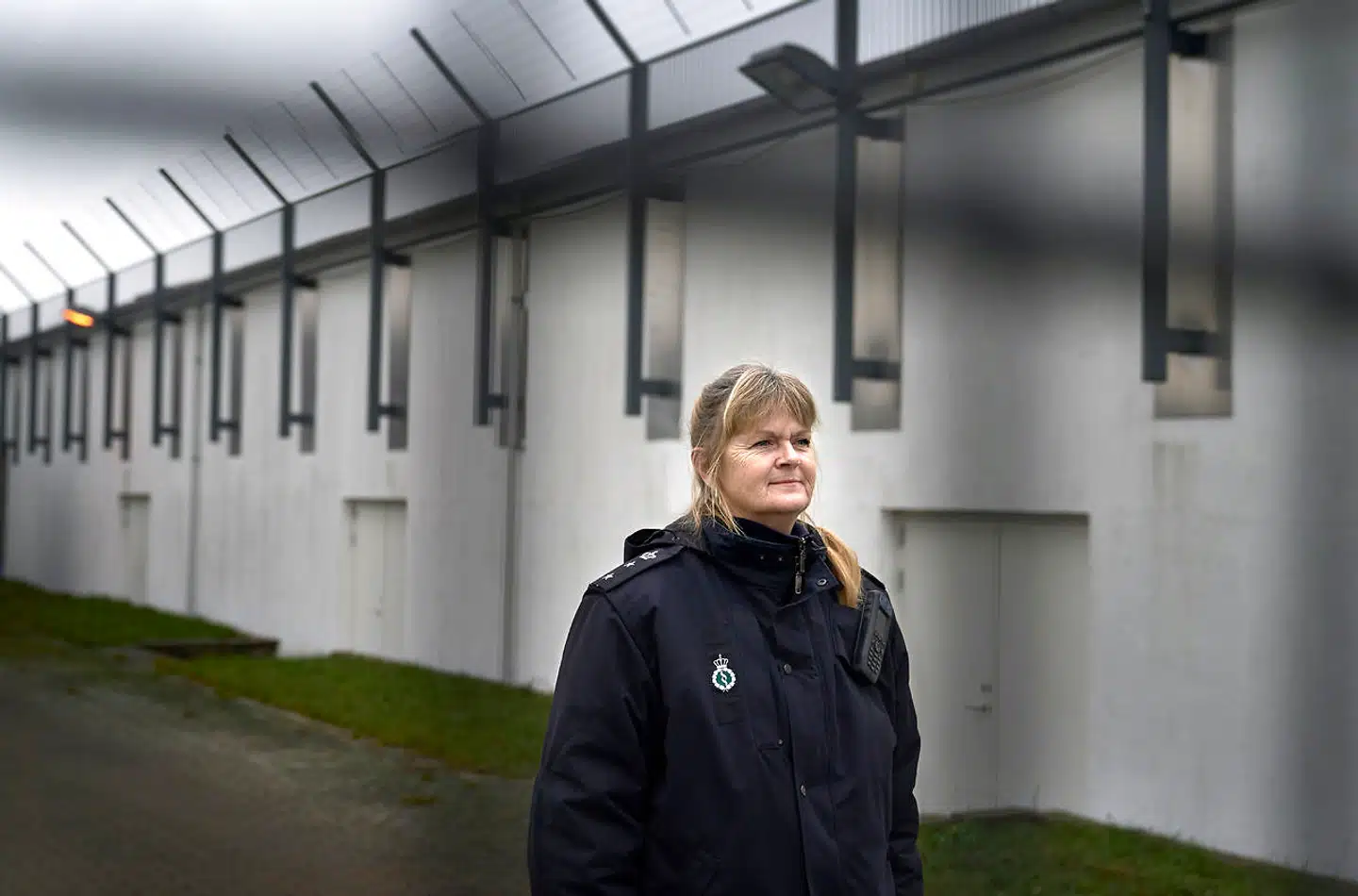 Nina Odgaard er fængselsbetjent og tillidsrepræsentant ved Jyderup Fængsel. Her har hun de senere år mærket indsatte, som efter hendes faglige vurdering har bandetilknytning, præge miljøet i fængslet.