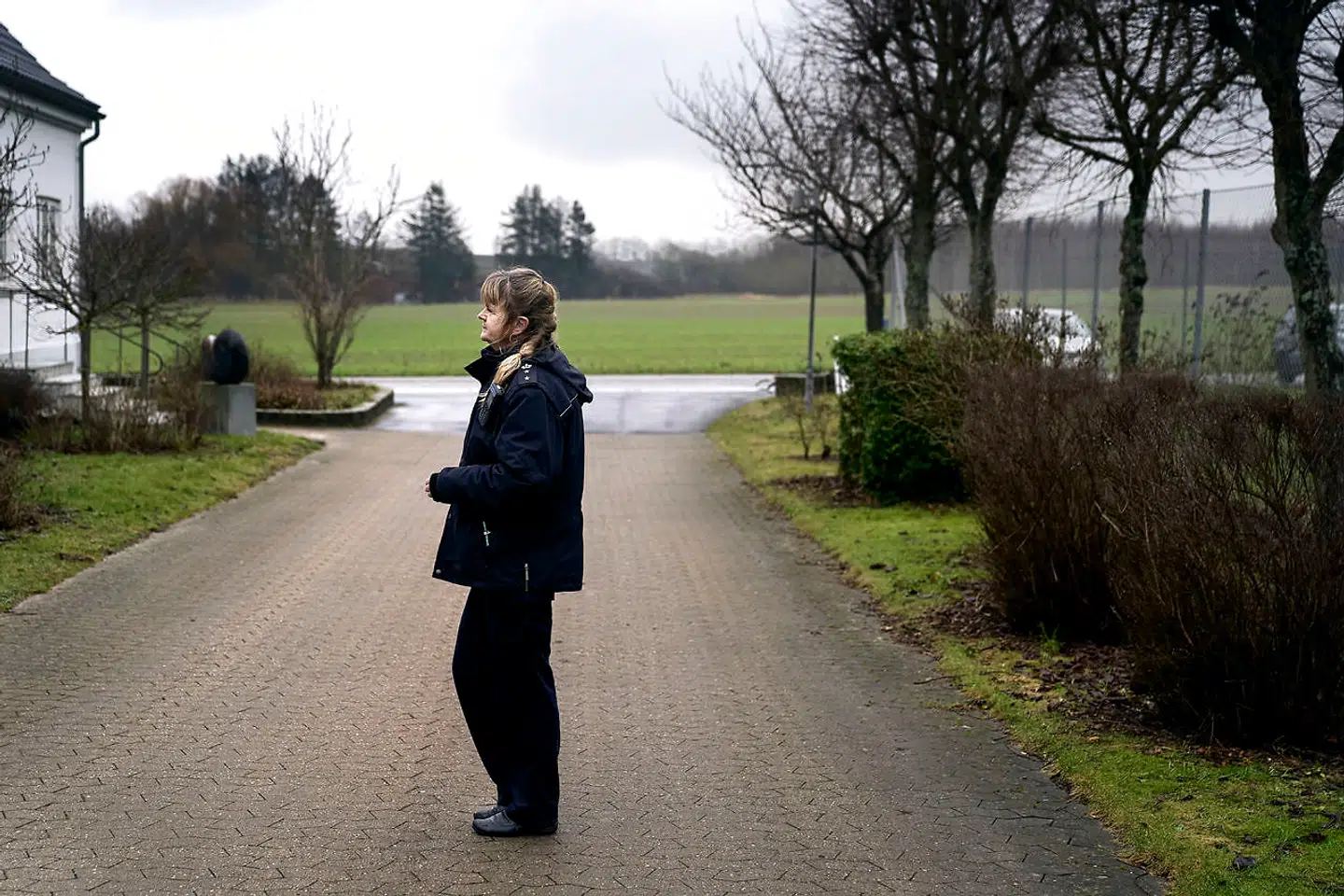 »Jyderup har været meget præget af de såkaldte gråzonebandemedlemmer igennem nogle år. Det har været meget slemt. De er særligt hårde ved de øvrige fanger. Vi kan ikke passe på de øvrige fanger, for de siger bare, at de faldt ude på badeværelset, når de har et blåt øje,« fortæller fængselsbetjent og tillidsrepræsentant Nina Odgaard.