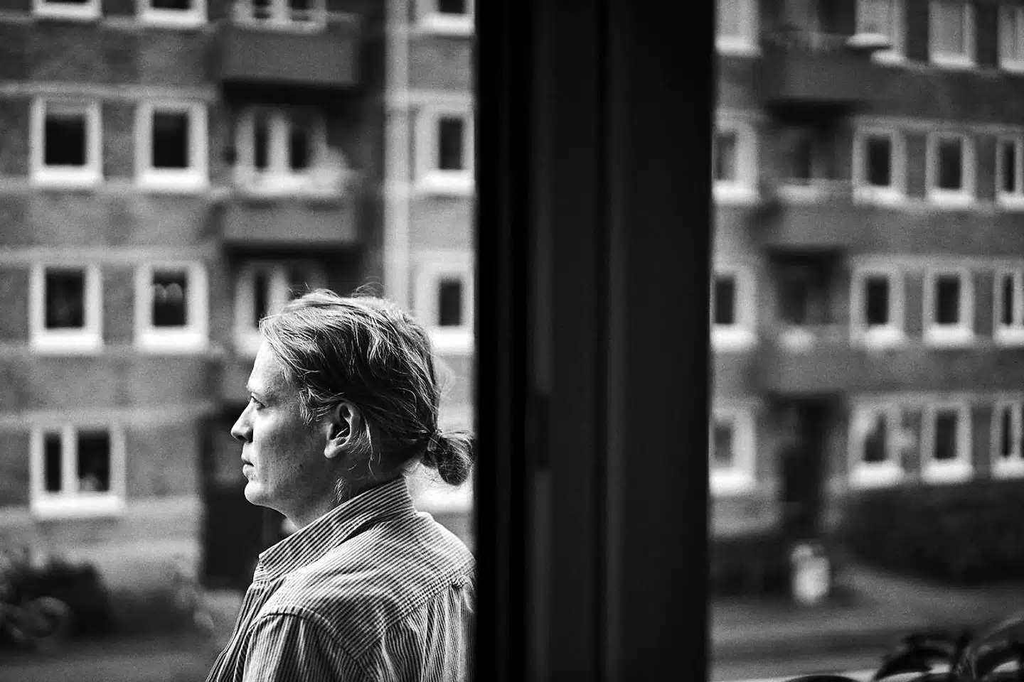 Da Glenn Bech var fem år og hans lillebror, René, var tre, tog deres far sit eget liv. I dag har Glenn Bech skrevet om den familie, der blev ødelagt af giftig maskulinitet. Forlaget kalder det »en brutal erindringsroman om klasse, køn, vold og svigt«.