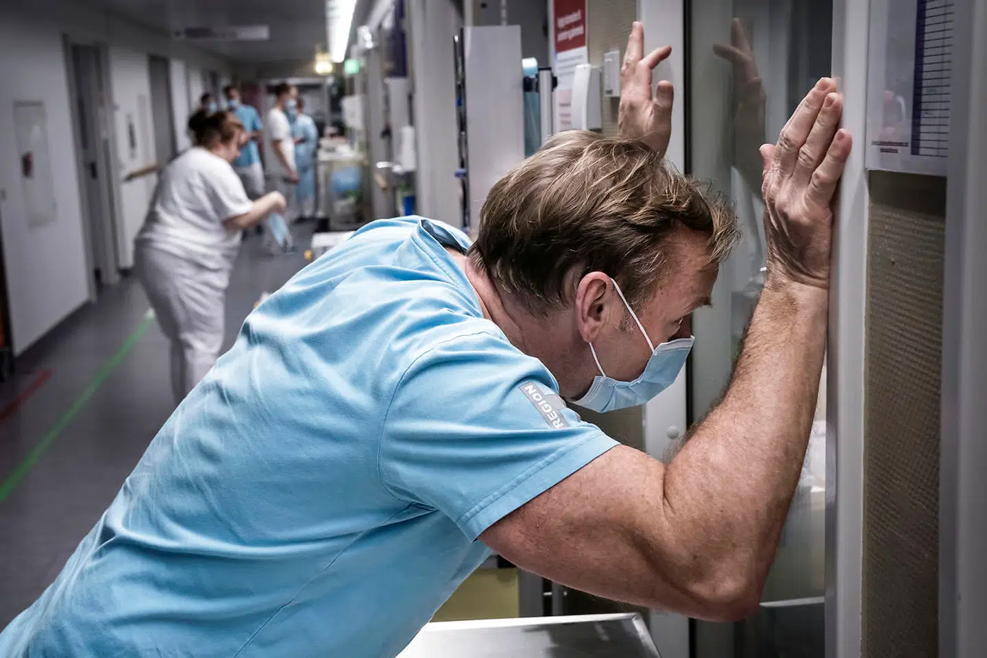 Lungemedicinsk Afdeling på Hvidovre Hospital, hvor patienter med coronavirus er indlagt. Søren Hvalsø er vikar gennem firmaet Psykiatri Plus og sidder fast vagt udenfor et par patientstuer, hvor der ligger patienter, som har brug for særligt opsyn.