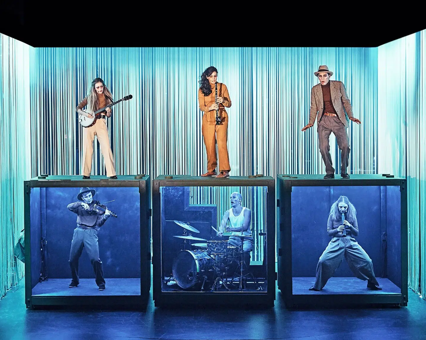 Aveny-T måtte som følge af nedlukningen i foråret udsætte premieren på »Teaterkoncert C.V. Jørgensen«, og selvom den fik premiere senere, tabte man penge på forestillingen.