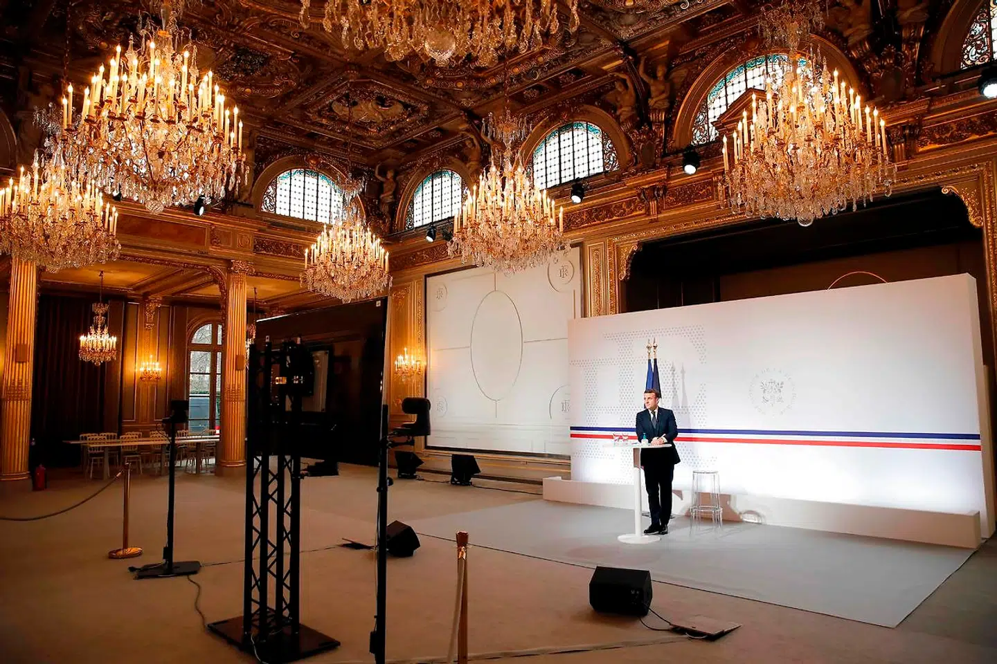 Emmanuel Macron taler fra en af Élysée-palæets sale og pr. videokonference ved Det Verdensøkonomiske Forum i Davos. Den franske præsident har nok at se til på hjemmebanen, hvor han efter lang tøven i weekenden ventes at annoncere en ny nedlukning som værn mod coronavirussens nye varianter.