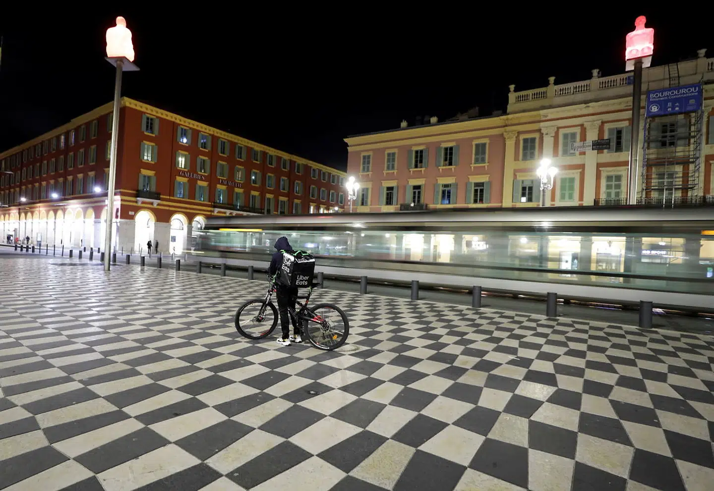 Mennesketomme gader i Nice først på aftenen, efter at Frankrig for 14 dage indførte udgangsforbud fra klokken 18. Stramningen har imidlertid ikke været nok til at knække kurven, og nu må regeringen modstræbende tage skrappere midler i brug.