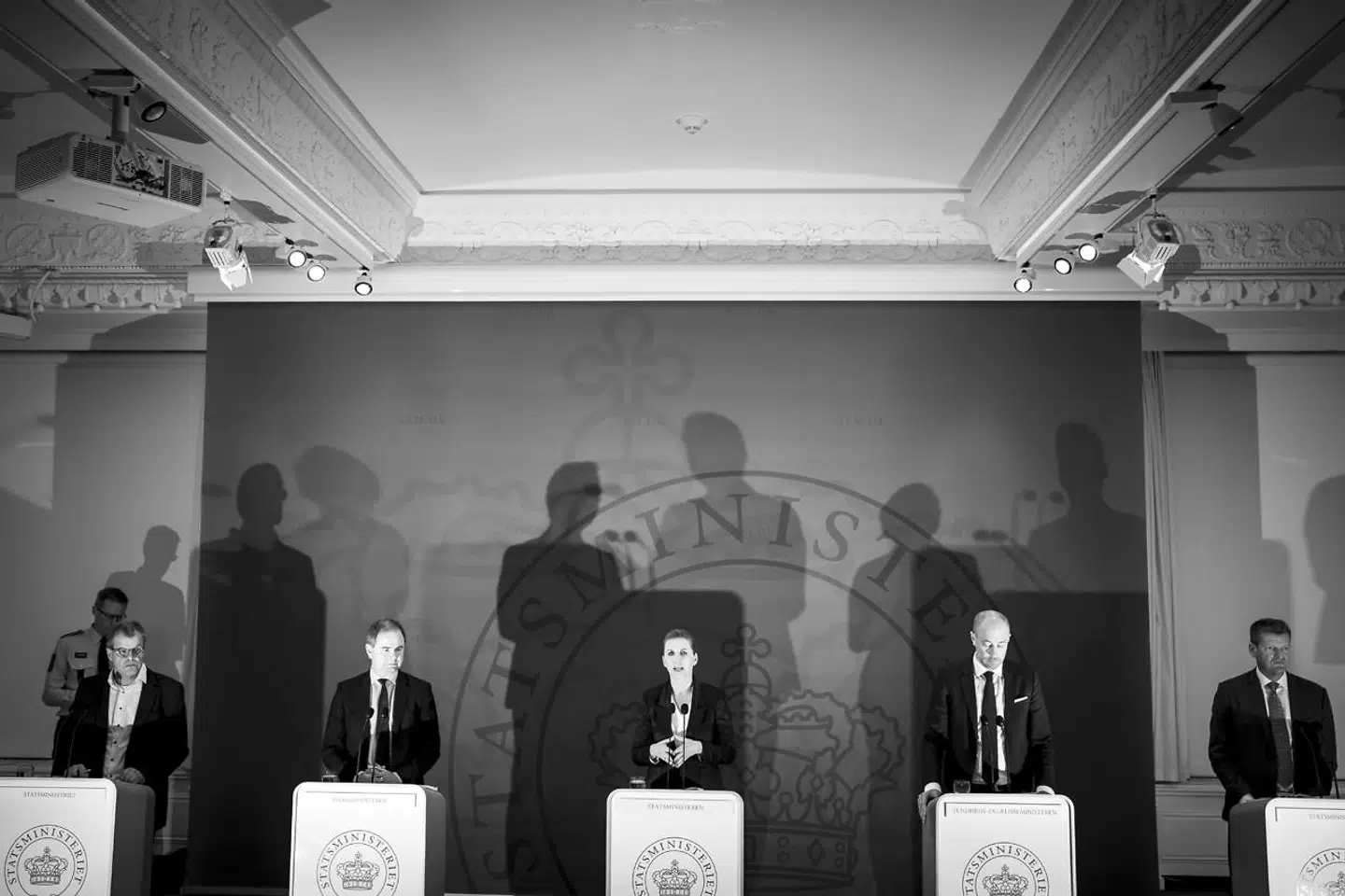 Rapport, der gransker håndteringen af covid-19 op til nedlukningen i marts 2020, konkluderer, at sundhedsmyndighederne undervurderede coronavirussen. Departementschef i Statsministeriet kritiserede optimismen tidligt i forløbet.