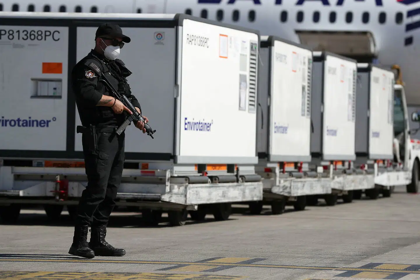 Dyrebare dråber – vaccinedoser mod covid-19 – beskyttes af bevæbnede vagter i lufthavnen i Santiago, hovedstaden i Chile. I Danmark er vaccinen så eftertragtet, at en stribe direktører og ledere på hospitaler på Sjælland og i hovedstaden har fået deres »skud« – i strid med alle retningslinjer og til Sundhedsstyrelsens store skuffelse.