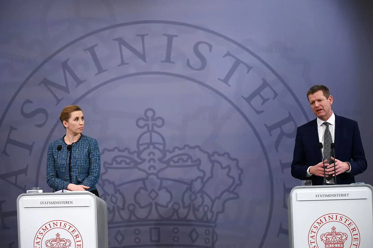 Ny ekspertrapport slår fast, at Søren Brostrøm sandsynligvis blev påbudt at stille op, så Mette Frederiksen og regeringen bedre kunne legitimere regeringens strategi, blandt andet om at lukke stort set hele samfundet ned i marts 2020. Billedet her er fra denne uges pressemøde.