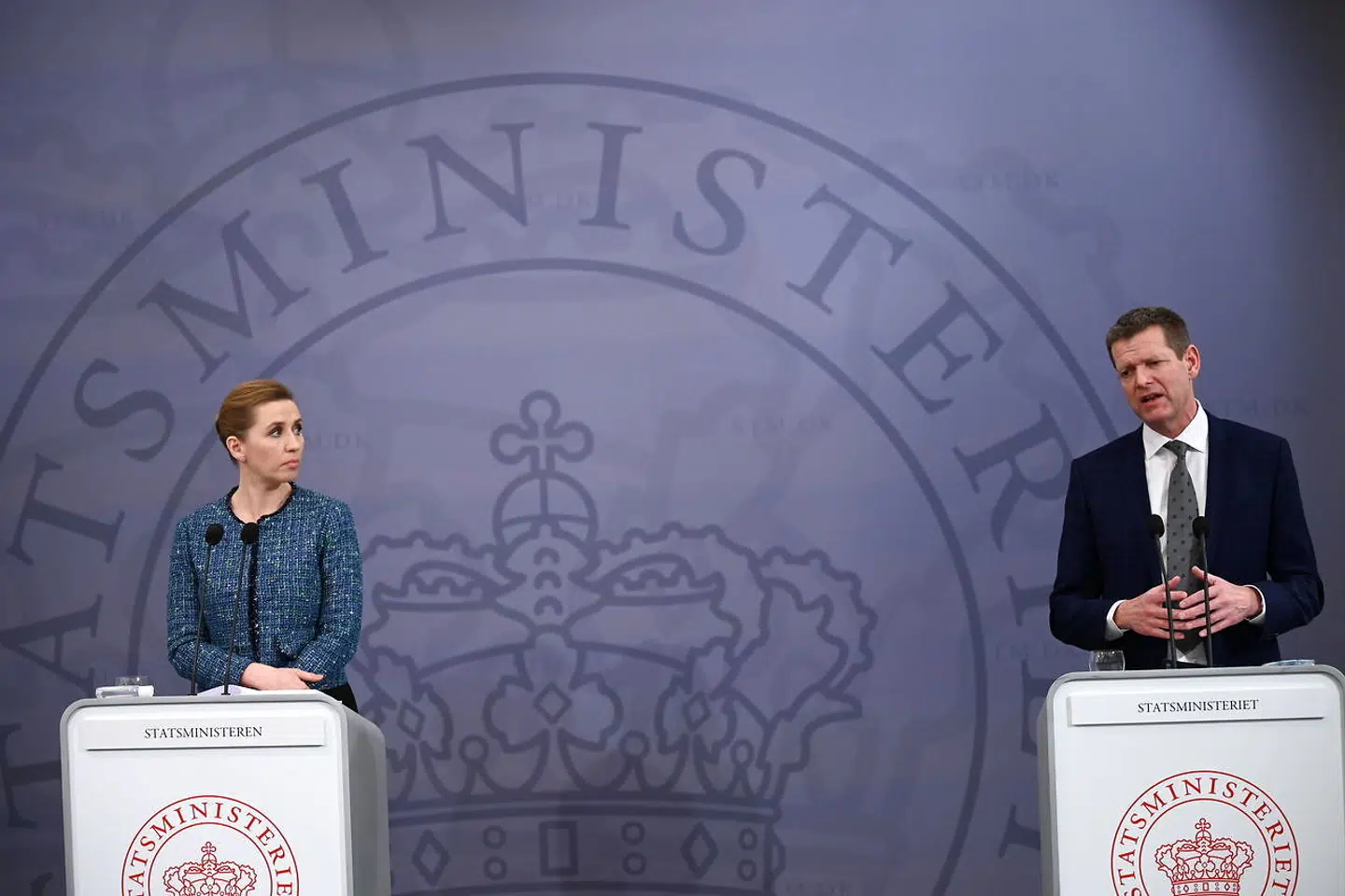 Ny ekspertrapport slår fast, at Søren Brostrøm sandsynligvis blev påbudt at stille op, så Mette Frederiksen og regeringen bedre kunne legitimere regeringens strategi, blandt andet om at lukke stort set hele samfundet ned i marts 2020. Billedet her er fra denne uges pressemøde.