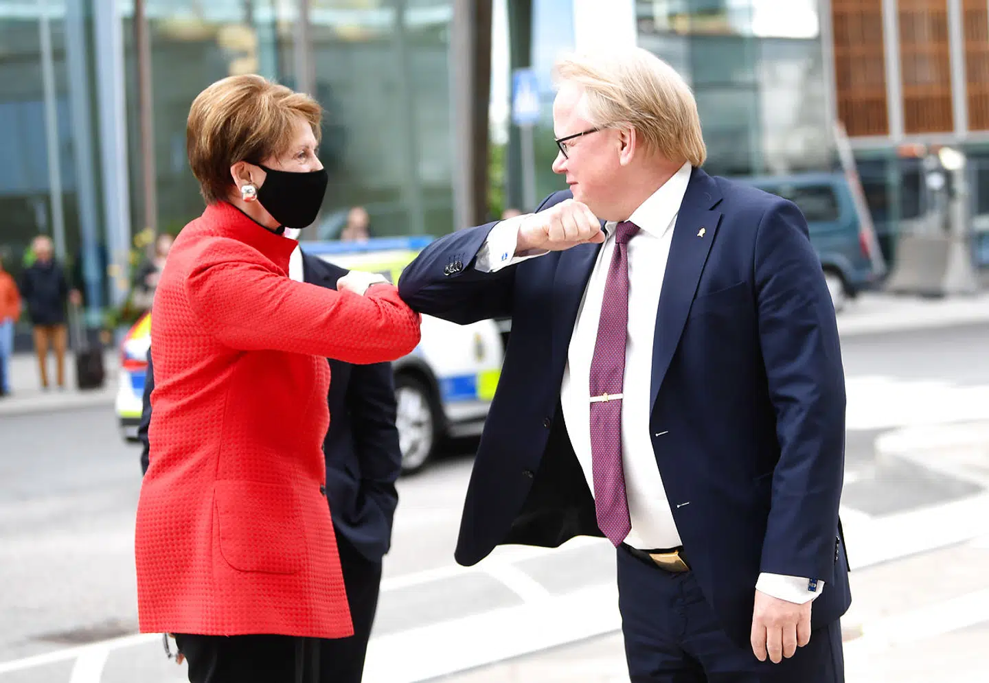 Afstanden mellem USA og Sverige bliver på det sikkerhedspolitiske område mindre og mindre. Sverige forsvarsminister Peter Hultqvist (venstre i billedet) and the og USAs daværende viceminister for det amerikanske luftvåben Barbara M Barrett hilser på hinanden i Arlanda lufthavnen i august 2020. Fredrik SANDBERG / TT News Agency / AFP