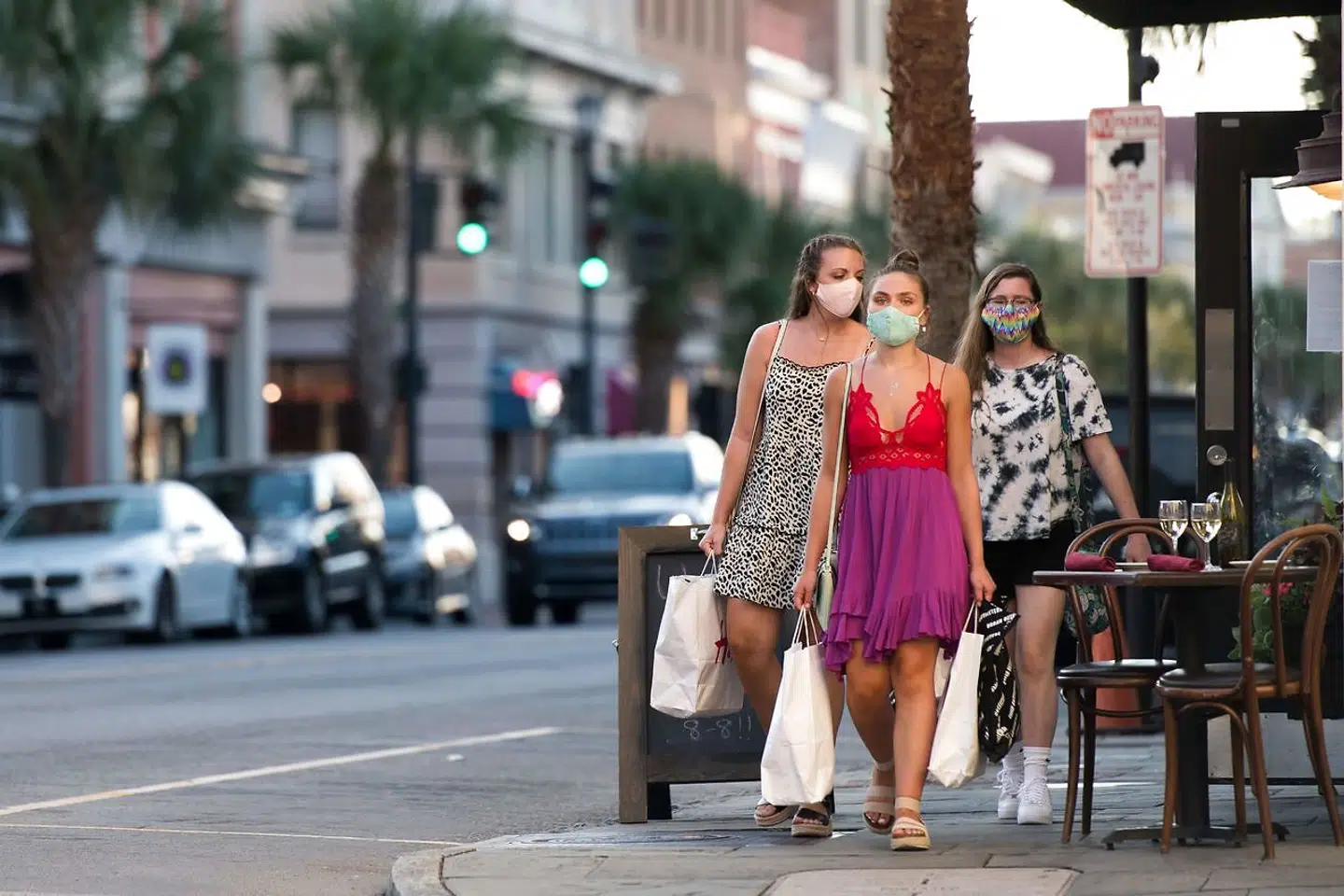 South Carolina kæmper med at holde coronavirussen under kontrol, og opgaven kan blive væsentlig sværere, efter at to tilfælde af den særlig smitsomme sydafrikanske variant er blevet opdaget. Billedet her er fra Charleston i juli, hvor befolkningen var begyndt at beskytte sig med mundbind.