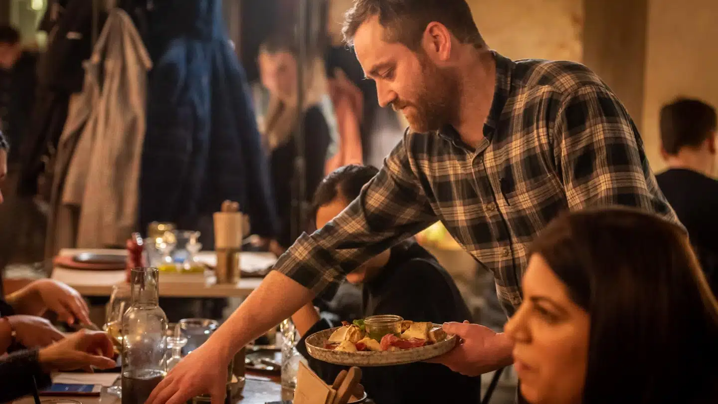Tv-kok Gorm Wisweh serverer på restauranten i Aarhus, mens den endnu var åben.