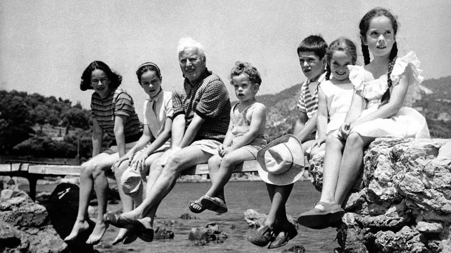 Charlie Chaplin med sin familie. Josephine Chaplin helt ude til højre i billedet.