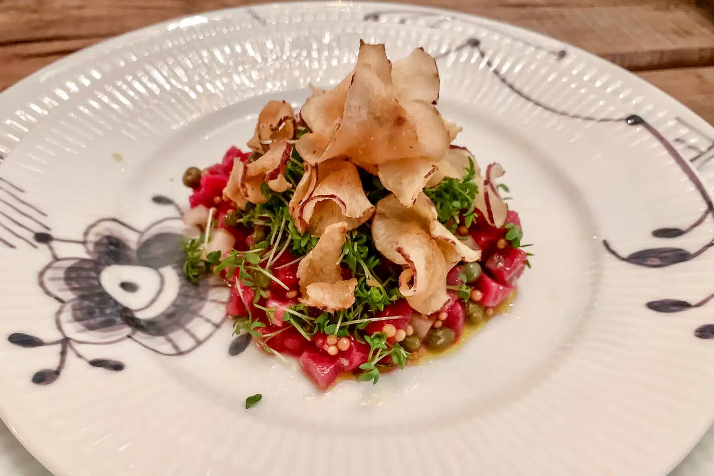 Grov tatar med jordskokkechips.