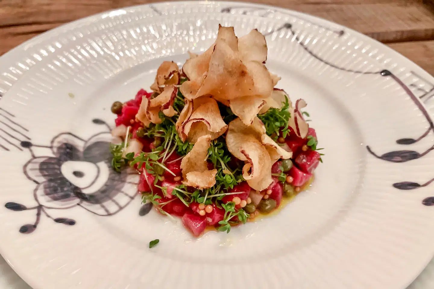 Grov tatar med jordskokkechips.