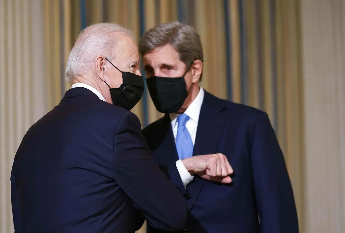 Den amerikanske præsident, Joe Biden, taler med sin nyudnævnte udsending på klimaområdet John Kerry. Biden vil ind i Parisaftalen om klima igen.