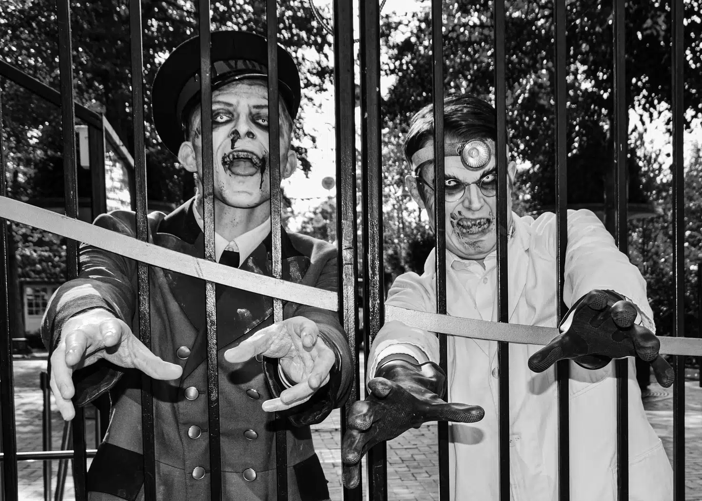 Halloween har i flere år været lig med gys i Tivoli – her en af den slags læger, man næppe ønsker at bliver tilset af. I den nye forlystelse kommer skuespillere også til at være med til at sprede uhygge.