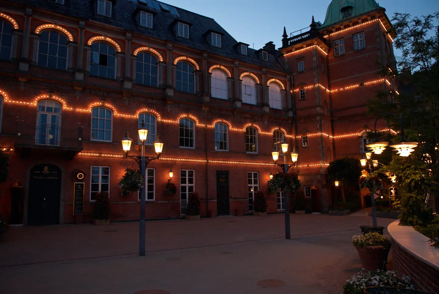 H.C. Andersen Slottet – eller Tivolislottet – ligger ud mod H.C. Andersens Boulevard over for Rådhuset, men har indgang fra haven.