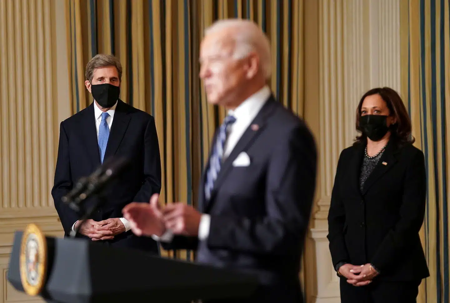 Onsdag præsenterede Joe Biden en del af sine klimaambitioner flankeret af klimarådgiver John Kerry og vicepræsident Kamala Harris.