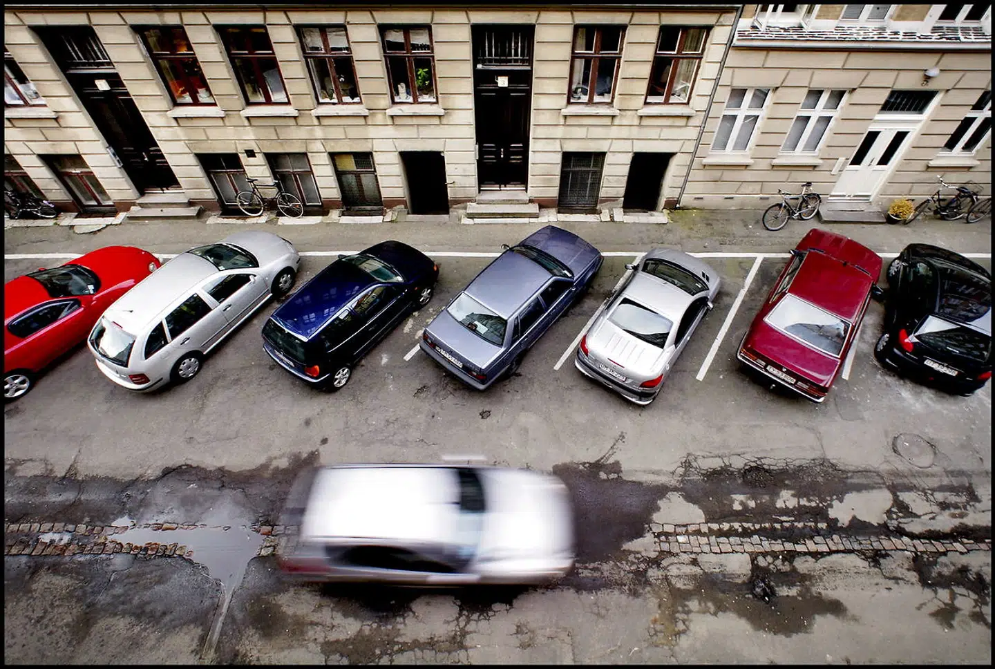 Lille Farimagsgade på Østerbro. Fuldt hus på parkeringen.