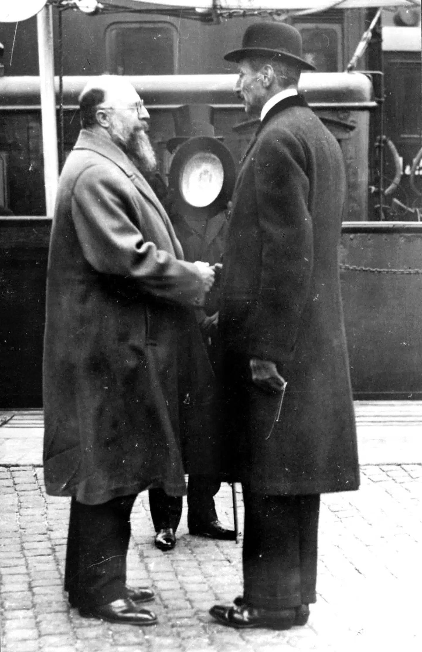 Statsminister Thorvald Stauning hilser på kong Christian IX. I den nye danmarkshistorie er Socialdemokratiet heltepartiet, der skaber velfærdssamfundet og Stauning roses. Scanpix.