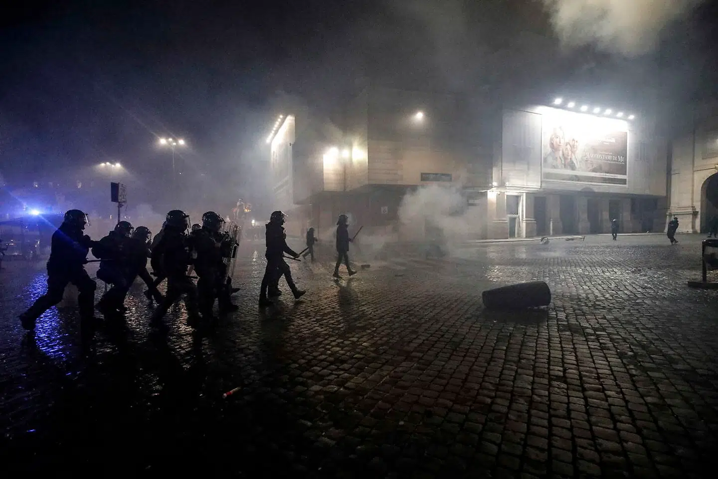 Italiensk uropoliti forsøger at rydde gaden i Rom efter voldsomme uroligheder, der i oktober hærgede flere italienske byer.