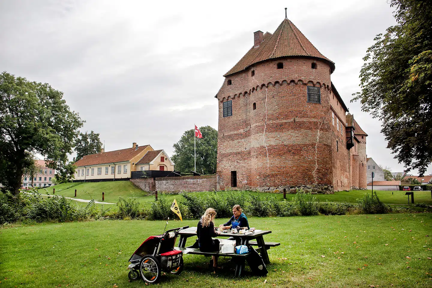 »For mig som jurist er det meget langt ude, at en kompetent myndigheds sagligt begrundede tilladelse til et millionprojekts gennemførelse kan tilsidesættes af et tilfældigt flertal i et ikke sagkyndigt nævn uden noget, der ligner en juridisk holdbar endsige sagkyndig begrundelse,« skriver Ditlev Tamm. På billedet ses Nyborg Slot.