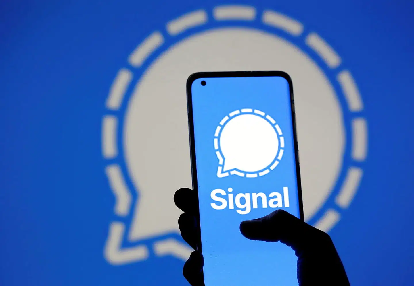 Beskedappen Signals logo ses her på en smartphone. Al kommunikation er krypteret, og appen er især blevet populær efter anbefalinger fra whistlebloweren Edward Snowdon og Tesla-milliardæren, Elon Musk.