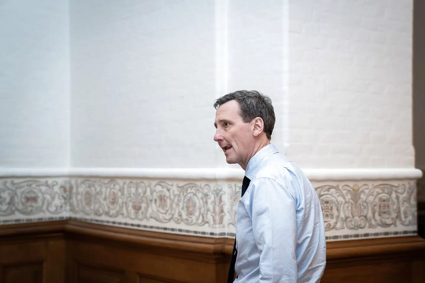 Justitsminister Nick Hækkerup (S) er ikke tilfreds med, at Folketingets øvrige partier ikke vil støtte en hastelov om ti dages tvungen isolation, når man rejser ind i Danmark fra udlandet.