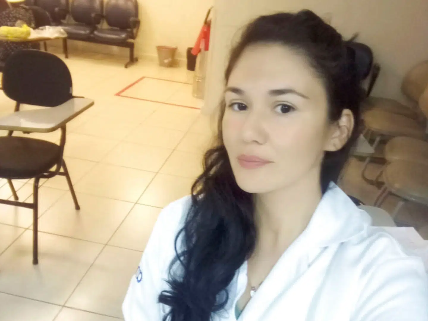 Fabiana Siqueira har selv haft covid-19 i to omgange og senskader har reduceret hendes lungekapacitet kraftigt. Alligevel er den unge sygeplejerske optimist. »Jeg tror på, at vi vil lære noget af alt det her. Det vil påvirke vores syn på, hvilke værdier, der er vigtige,« siger hun.