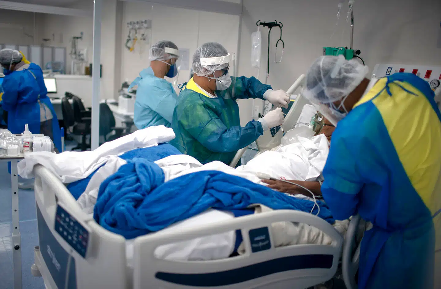 Sundhedsarbejdere i gang med deres livsfarlige job på et hospital i byen Marica nær Rio de Janeiro. Brasilien har en trist verdensrekord i døde læger og sygeplejersker under pandemien.