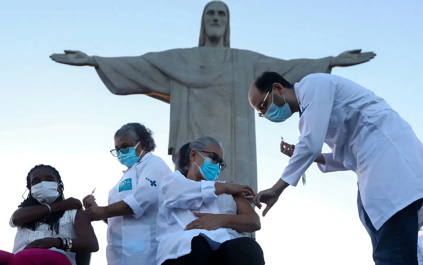 Brasilien kom først mandag i gang med vaccineringen af sine 211 millioner borgere. I Rio de Janeiro fik de første sprøjten ved foden af den berømte Kristus-figur på toppen af Corcovado-bjerget.