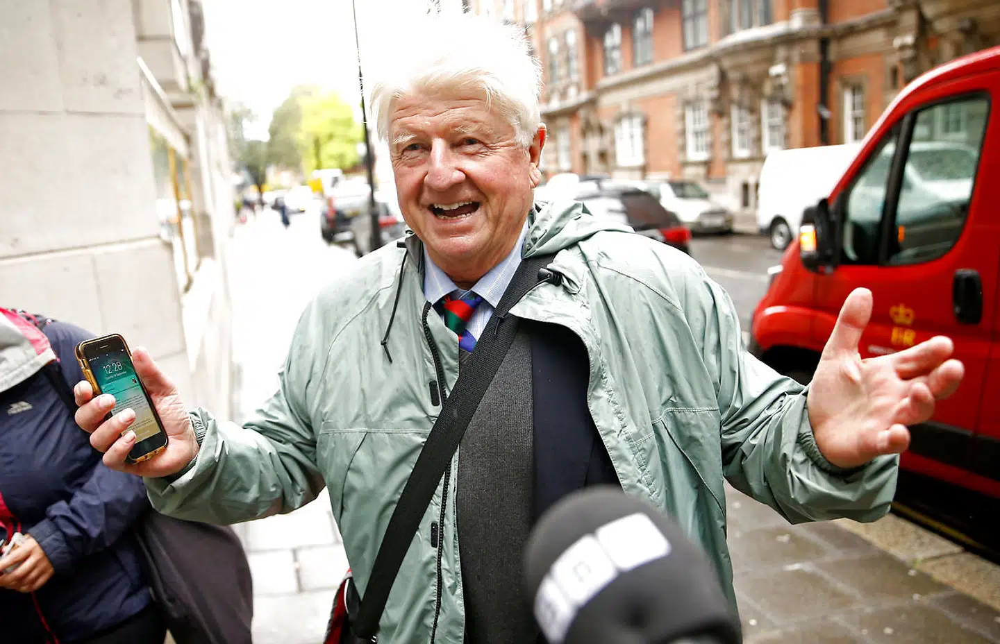 Her har I mig tilbage … der går ikke langt mellem, at Stanley Johnson finder et eller andet at blamere sig med. Nu er det to ting på én gang.