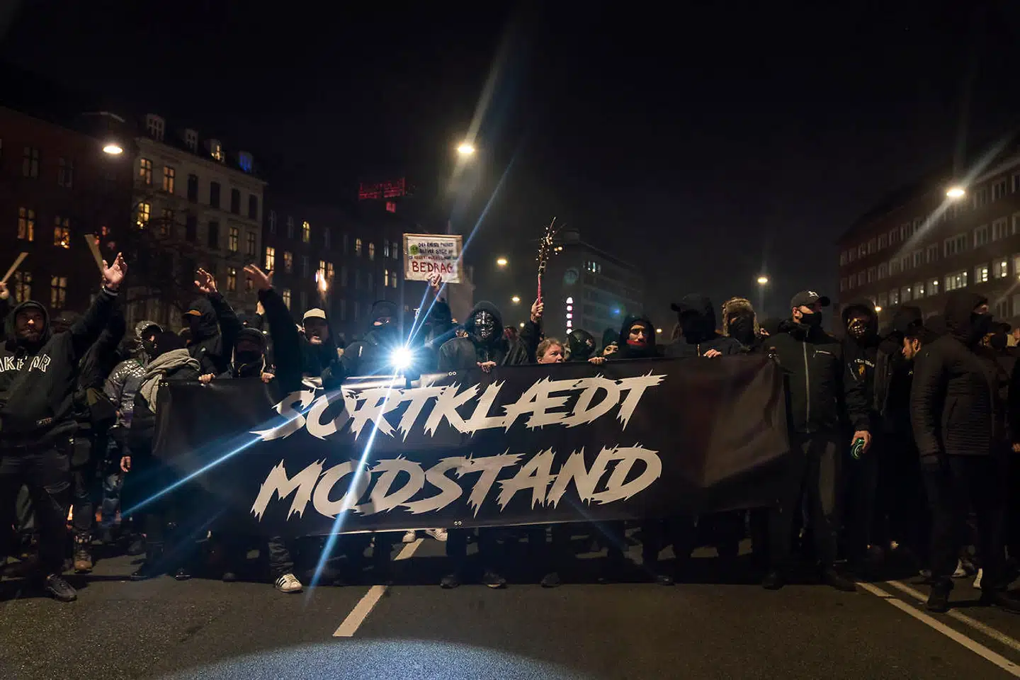 Gruppen Men In Black protesterede over coronarestriktioner og covid-19-vaccinationer.