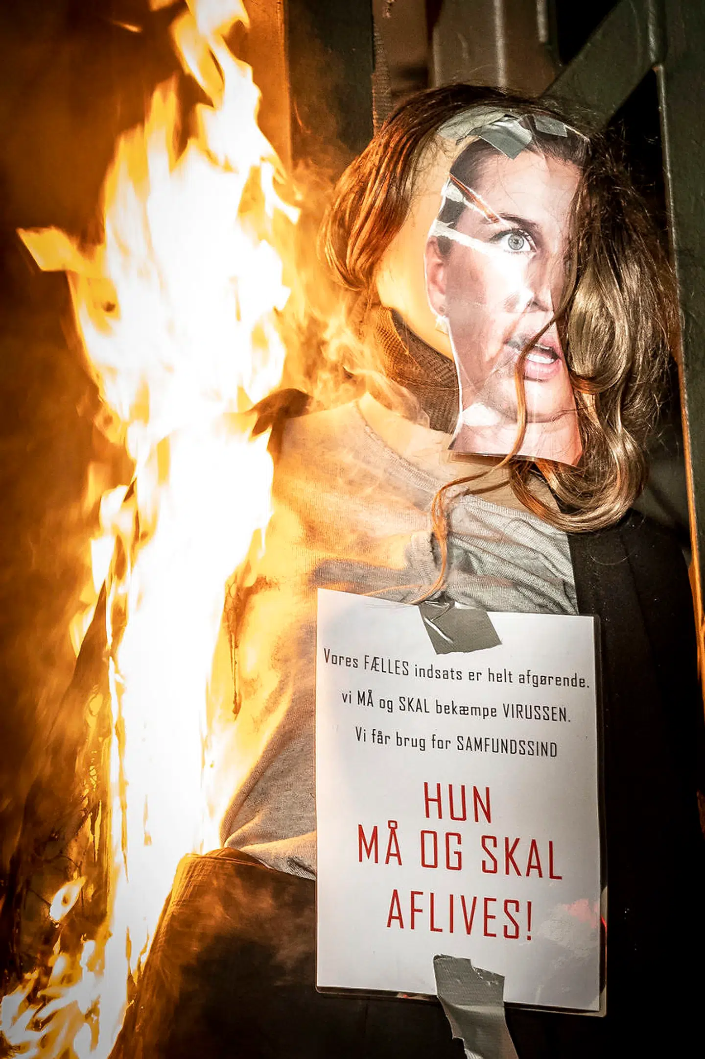 En dukke med et foto af statsminister Mette Frederiksen (S) blev afbrændt ved demonstrationen i København lørdag aften.