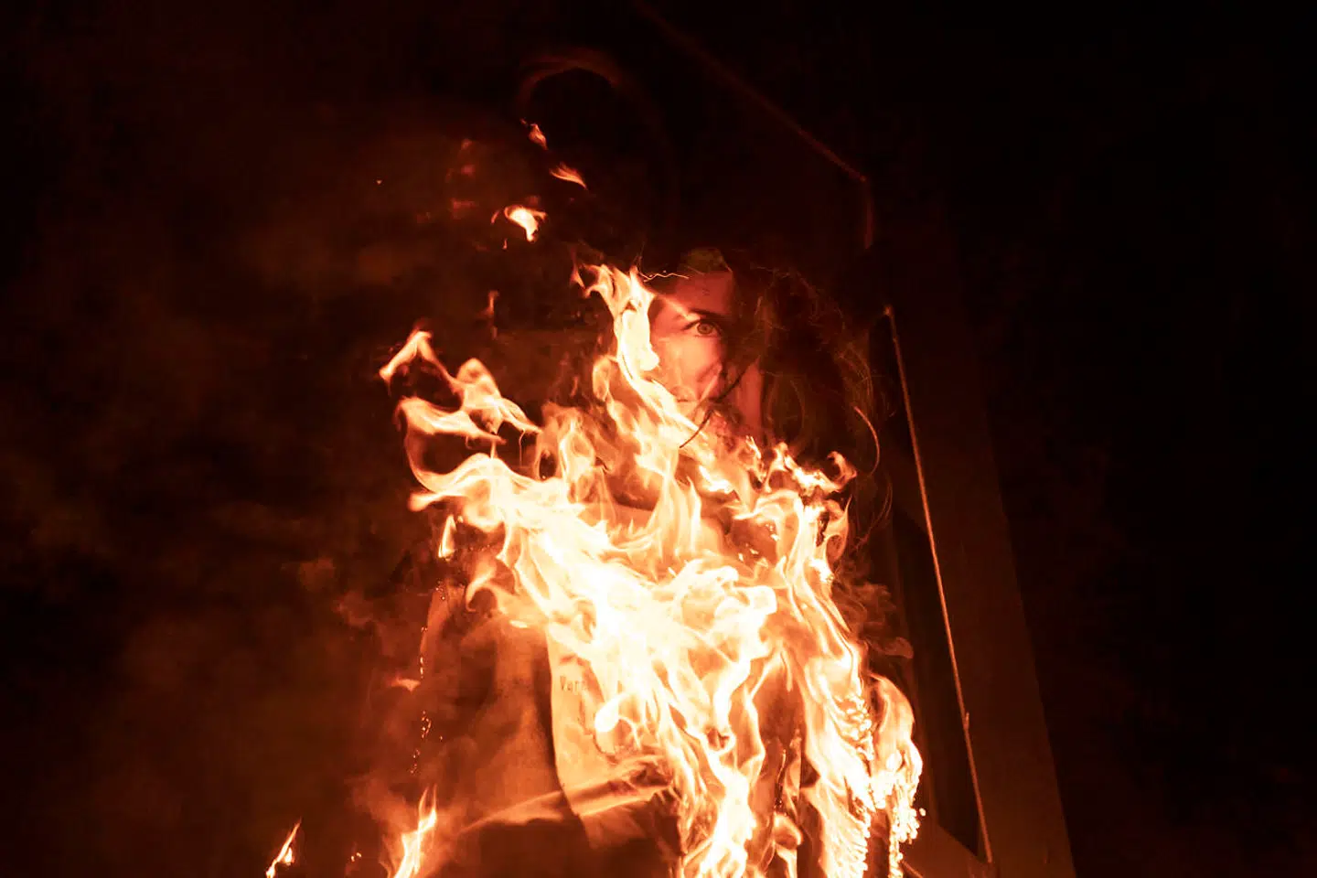 Efter demonstrationen blev dukken brændt til stor jubel fra demonstranterne.