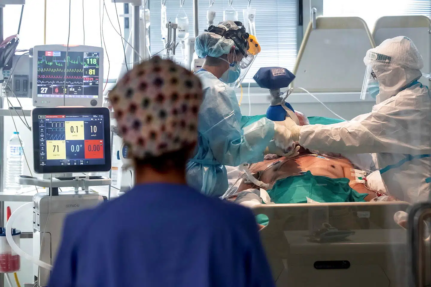 Sygeplejersker behandler en covid-19-patient på Reina Sofia-hospitalet i Murcia, hvor den regionale sundhedsminister er blevet tvunget til at trække sig, efter at han sammen med sin kone havde snydt sig frem i vaccinekøen.