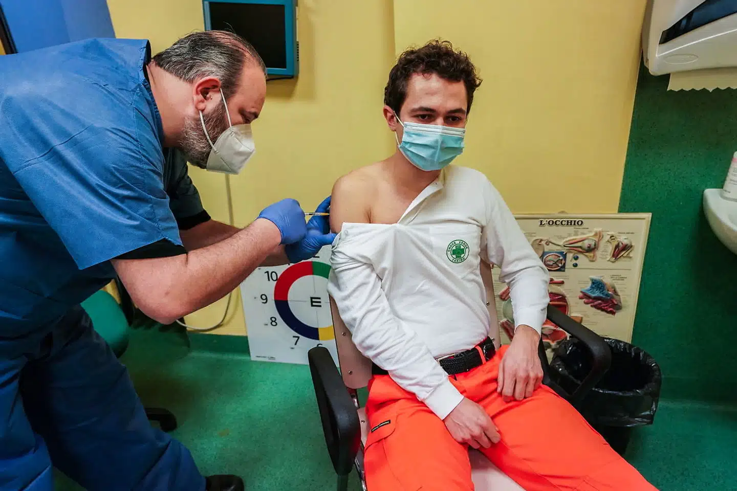 En frivillig ambulancefører modtager som en af de første sin velfortjente covid-19-vaccine på et hospital i Torino, men både i Italien og nabolandet Spanien er adskillige indflydelsesrige personer blevet afsløret i at springe foran i køen.