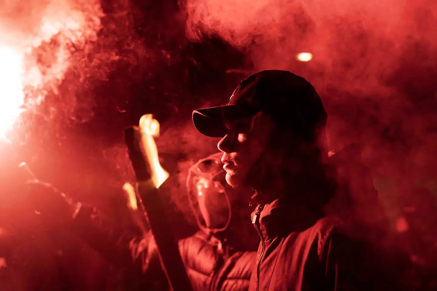 Flere medbragte romerlys og fakler til demonstrationen.