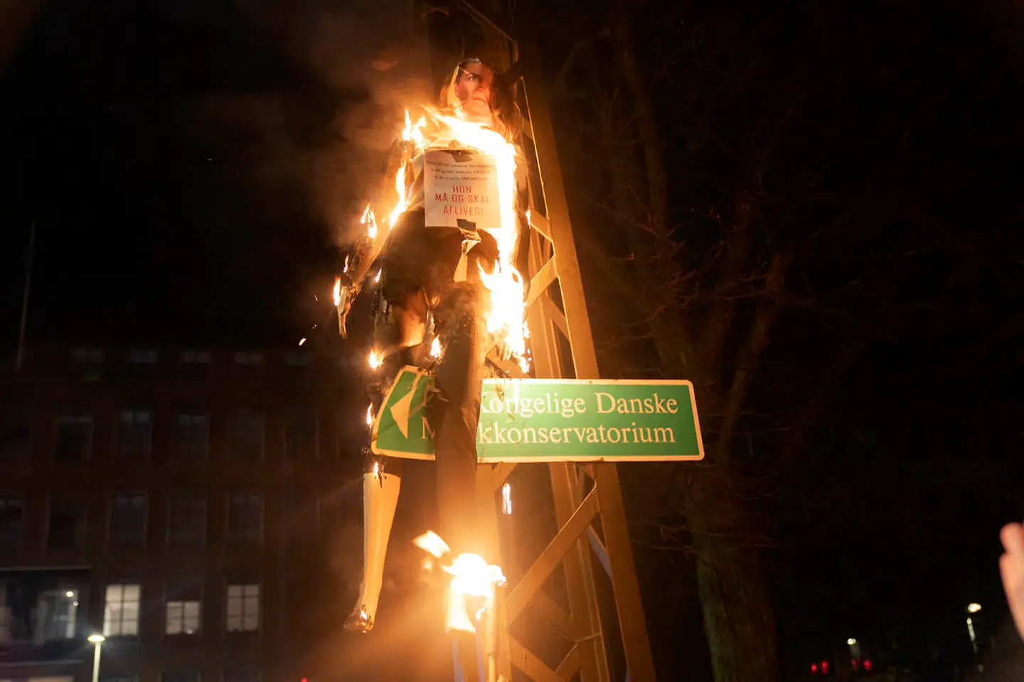 En dukke med et billede af Mette Frederiksen blev sat op ved Forum Station. Efter demonstrationen blev dukken brændt.