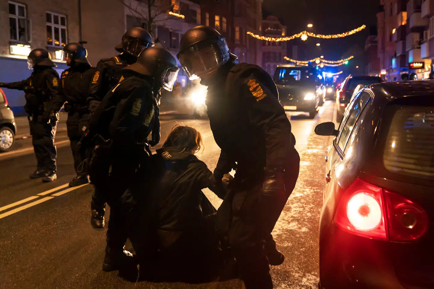 Omkring kl. 20.00 opløste politet forsamlingen på grund af uroligheder.