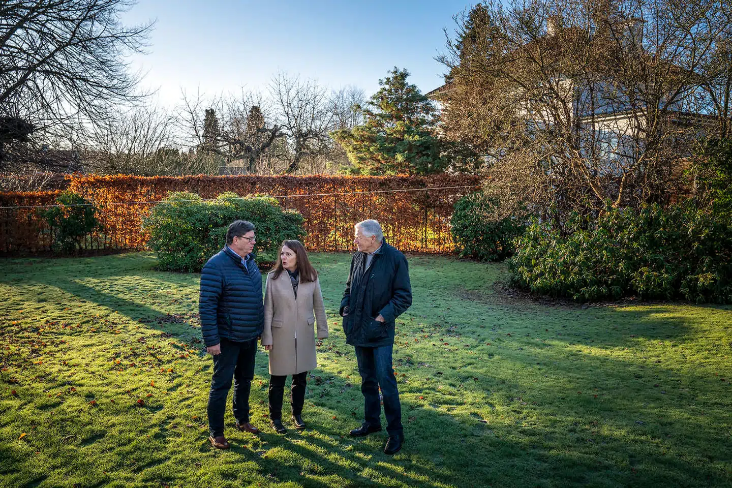 »Vi tror ikke længere på lokalplanerne, og man kan som borger ikke føle sig sikker. Det er et ingenmandsland, hvor man ikke kan planlægge sit huskøb og sin fremtid for sin familie i sikkerhed, fordi kommunen kan hive og trække i lokalplanen, som det passer den. Og vores indtryk er, at det først går op for en, når det rammer i ens egen baghave,« siger Christian Hvidt, der siden efteråret 2019 har kæmpet mod Hørsholm Kommune.