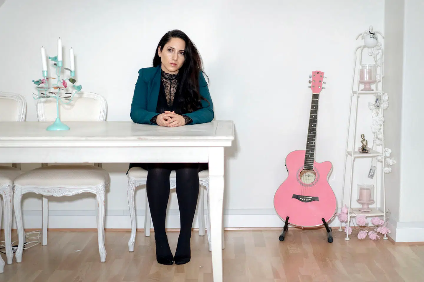 »Jeg kommer fra en supersund, arabisk kernefamilie og den historie skal også fortælles. Det handler ikke om at vælge side, men om at blive klar til have begge sider i sig. Min danskhed er ikke til diskussion. Jeg har bare ikke behov for at demonstrere mit tilhørsforhold, som de brune, der spiser svinekød og melder sig i Dansk Folkeparti for at vise, hvor danske de er.«