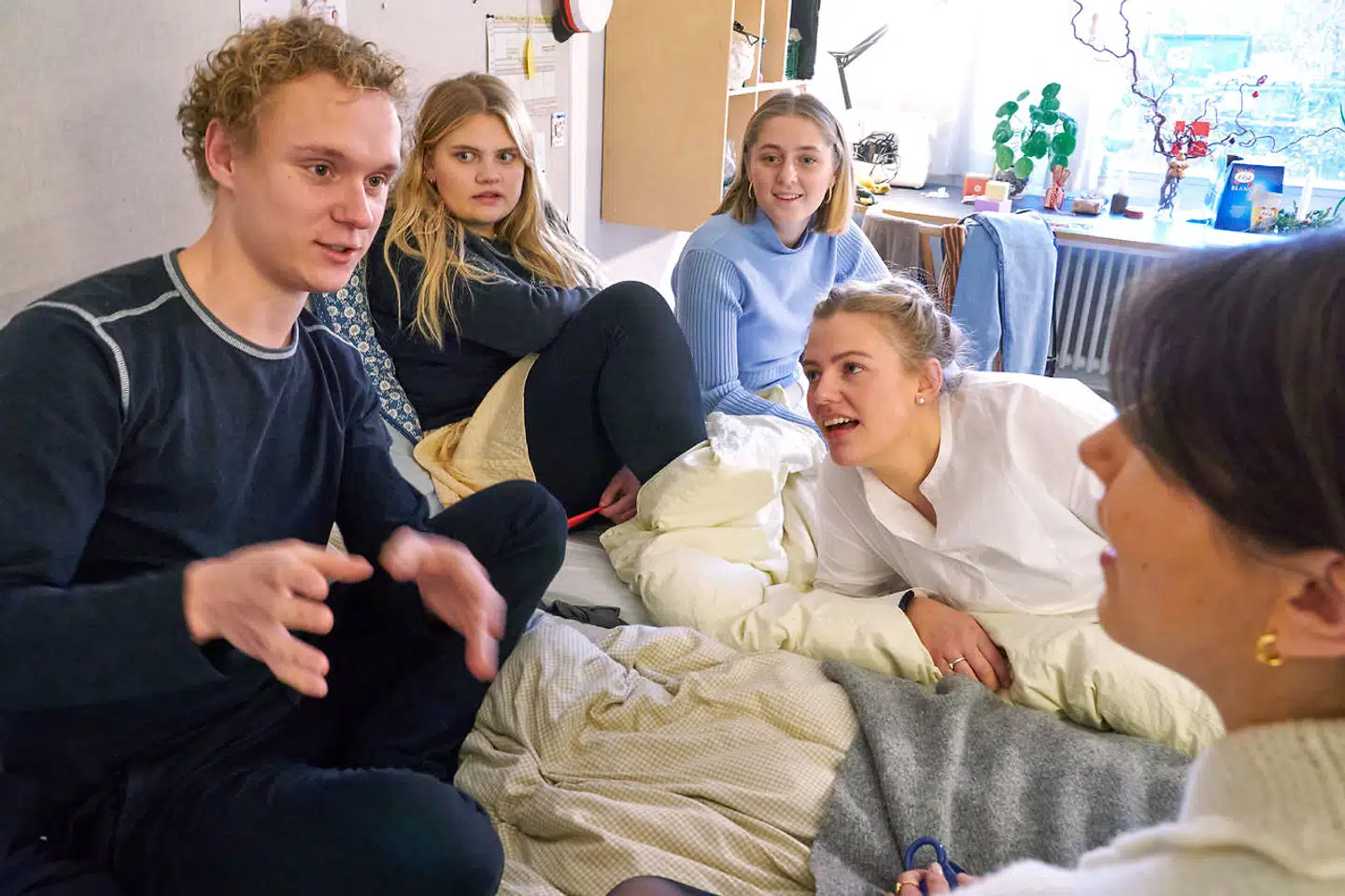 Rosa Brings Lindhardt, Christina Tjørntved Hansen, Maria Zedlitz Alberg, Rikke Beck Krarup og Asger Krogsgaard Larsen har alle fem faget »politik« sammen på Grundtvigs Højskole. De har også alle det tilfælles, at deres uddannelsesplaner blev vendt på hovedet af at komme på højskole.
