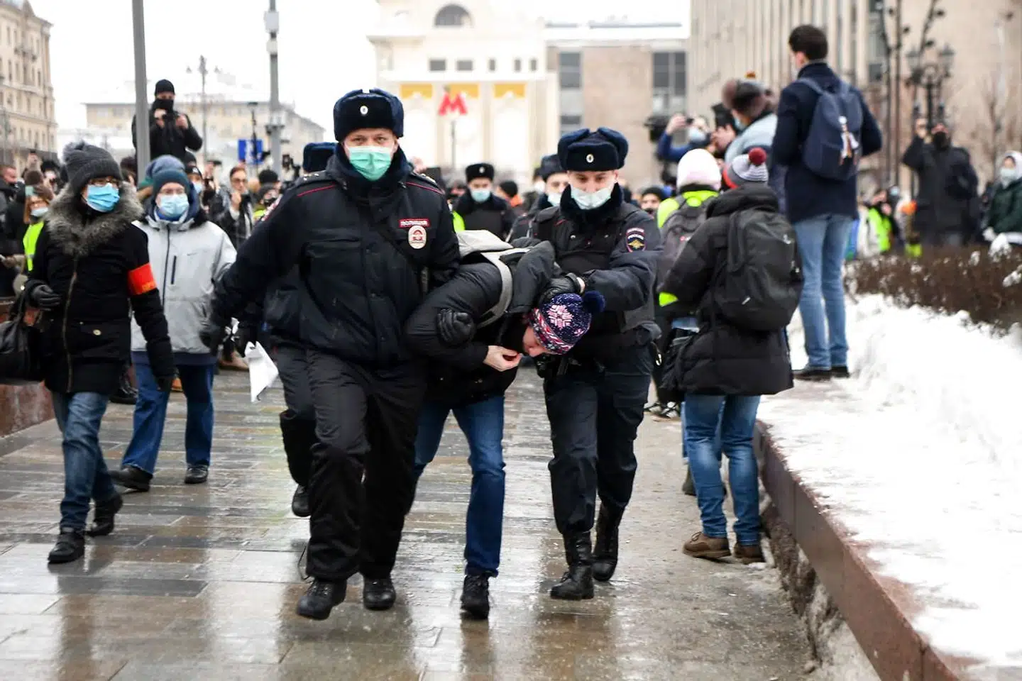 Flere hundrede mennesker er blevet anholdt i Rusland lørdag. Her trækker politiet en demonstrant væk i Moskva.