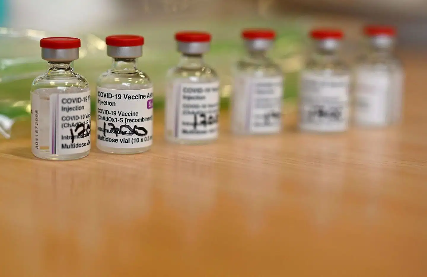 Tusinder af briter får i disse dage doser af vaccinen fra AstraZeneca.