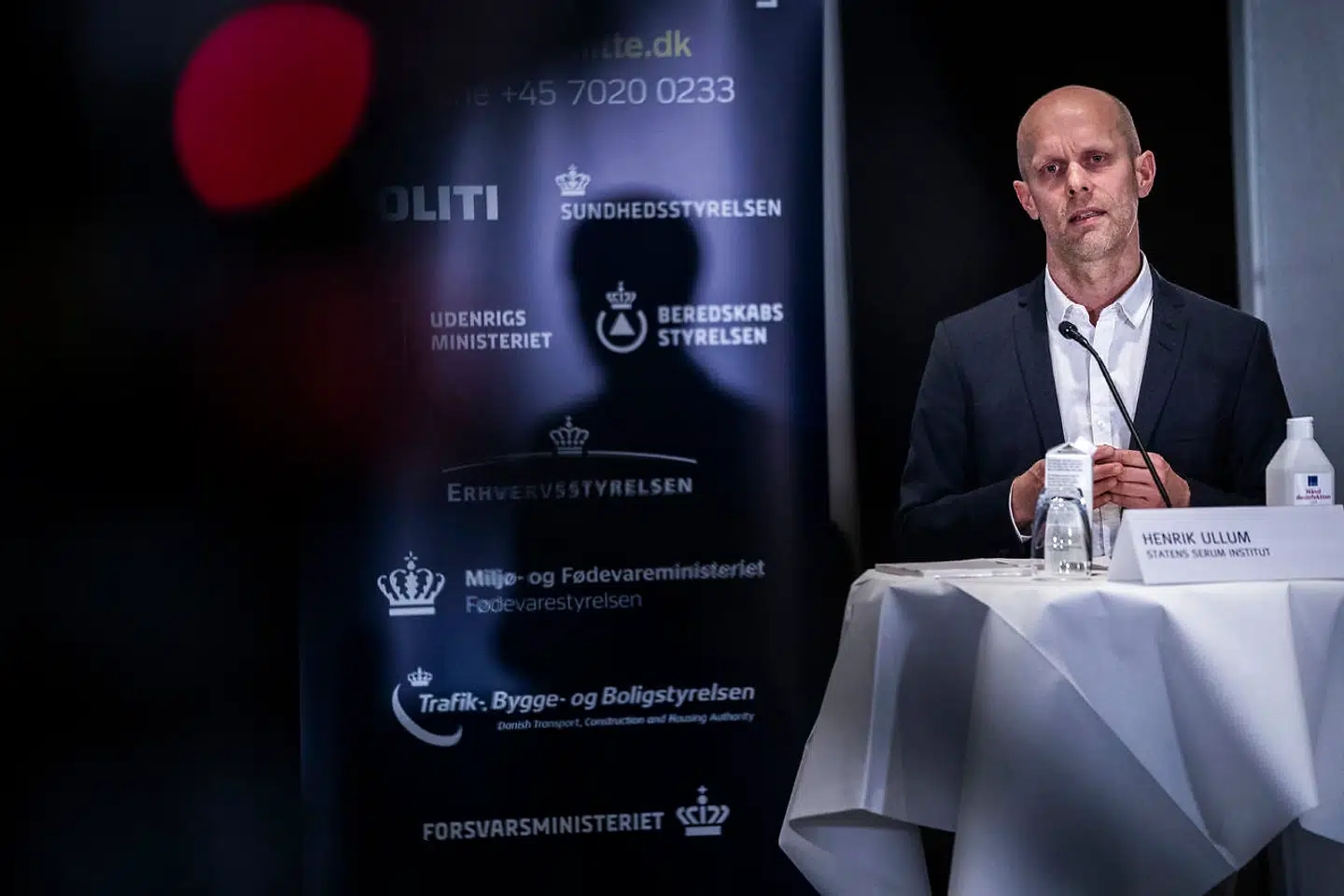 På et pressemøde 5. januar sagde Henrik Ullum, direktør i Statens Serum Institut, at B.1.1.7-mutationen ifølge britiske data var op imod 74 procent så smitsom som den gængse variant.Der er bare et problem: Der har ifølge SSIs egne eksperter aldrig været tilstrækkeligt data til at understøtte det.