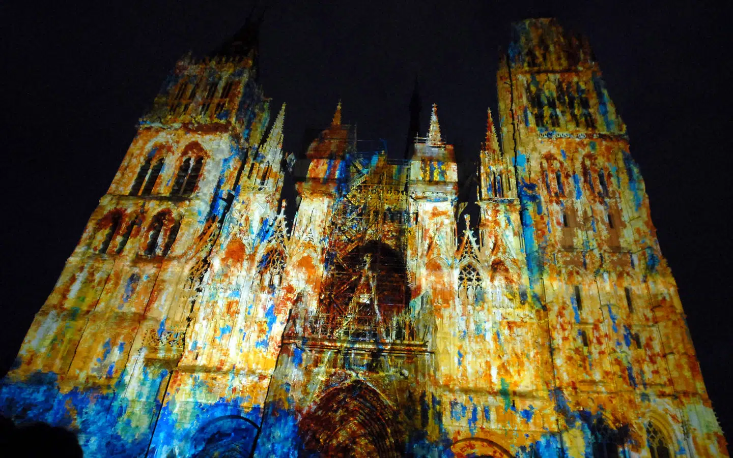 En del af handlingen i »Konvertitten« tager plads i middelalderens Rouen. Her ses Rouens store katedral badet i en kunstinstallation, der oplyser bygningen med Claus Monets motiv af selvsamme bygning, 2006.