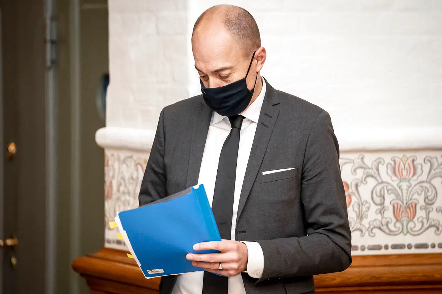 Sundhedsminister Magnus Heunicke (S) kom torsdag med et forslag om, at det skal være muligt at tvangsisolere og tvangsteste borgere, der har været i en forsamling, hvor der er konstateret smitte.