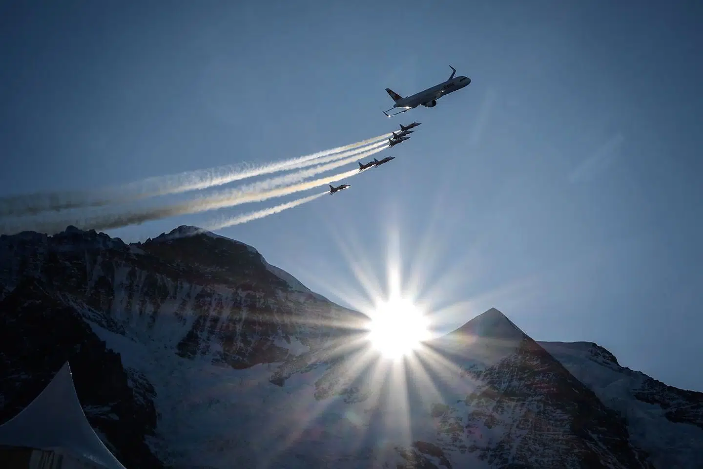 I fjor blev CO2-udledningerne fra fly næsten halveret på verdensplan. Men det markante fald i de samlede globale udledninger under coronakrisen betyder – desværre – næsten ikke en tøddel for den globale opvarmning. Her en schweizisk flyøvelse over Alperne.