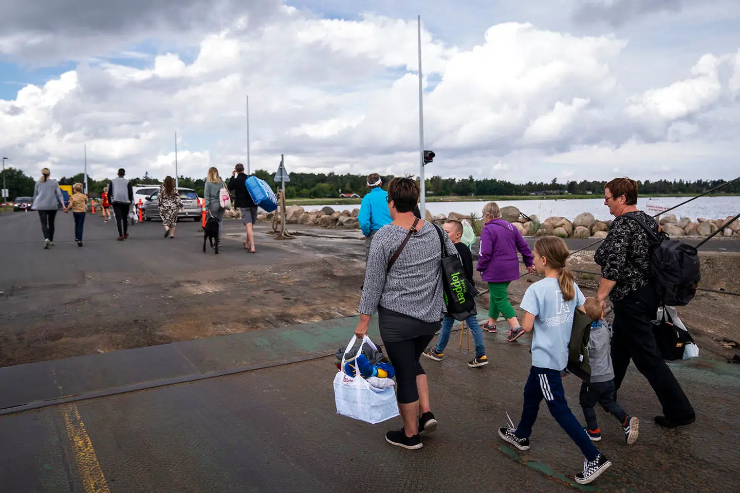 Det gav trængsel på færgerne til de danske øer, da de blev gjort gratis i sommermånederne i 2020. Her ses passagerer på cykel eller gående fra borde på Østre Færge til Orø ved Hammer Bakke onsdag den 15. juni 2020. 56 færger var tilmeldt ordningen med gratis færgerejser for gående og cyklister i juli. Ordningen var en del af en sommerpakke, der skal styrke turisme og aktiviteter i Danmark over sommeren i ly af coronakrisen, og nu bliver det overvejet at gentage det.