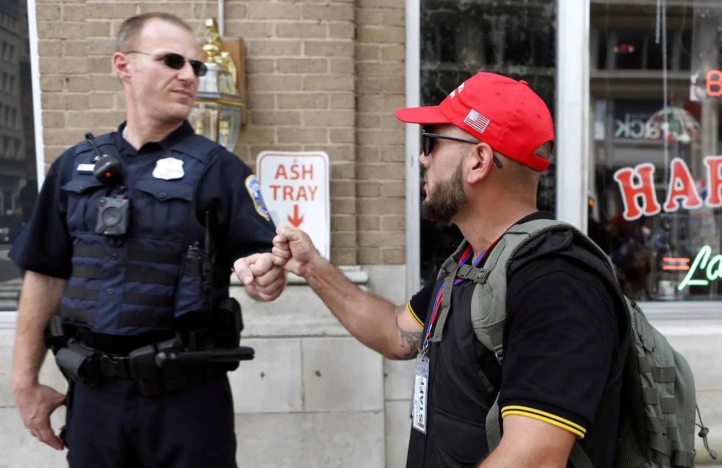 En betjent hilser på et Proud Boys-medlem ved en demonstration i Washington, D.C. i juli 2019.